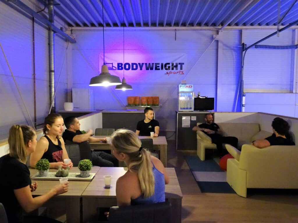 bodyweight lounge